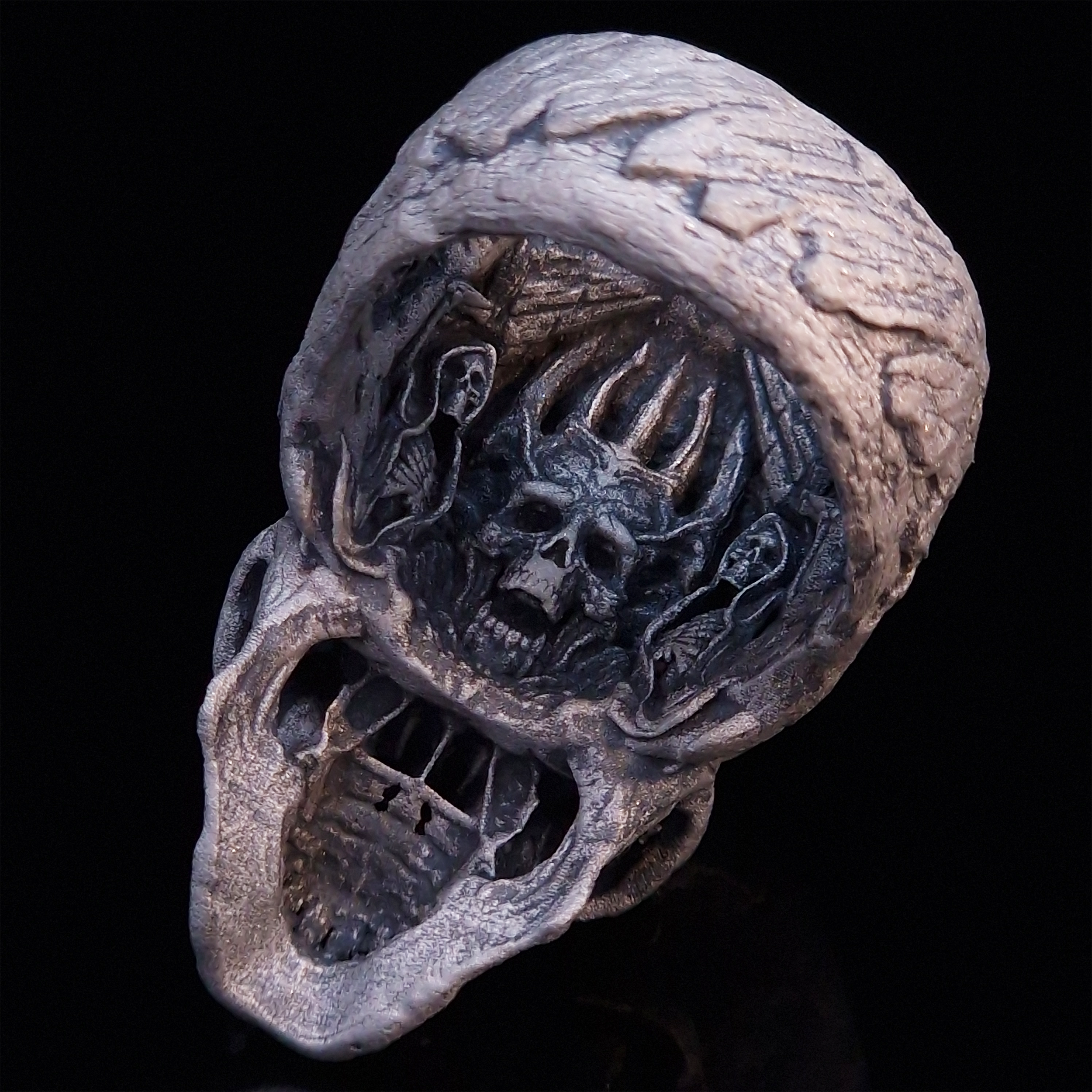 Rear view of the Invidia Mortis ring in the Wraith finish, focusing on the internal and back design, on a turntable with a black background.